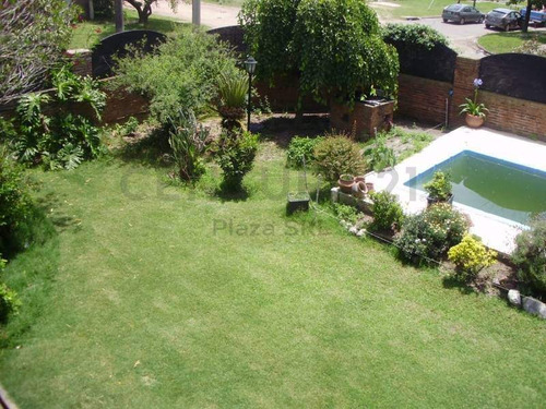 Casa De Dos Plantas Con Amplio Terreno