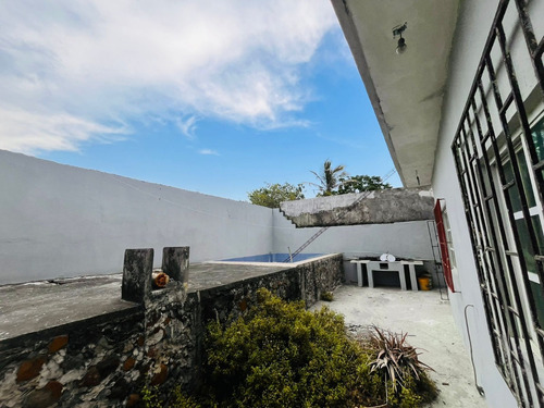 Casa En Venta En Veracruz Con Hab. En P. B. Y Alberca Col. Astilleros