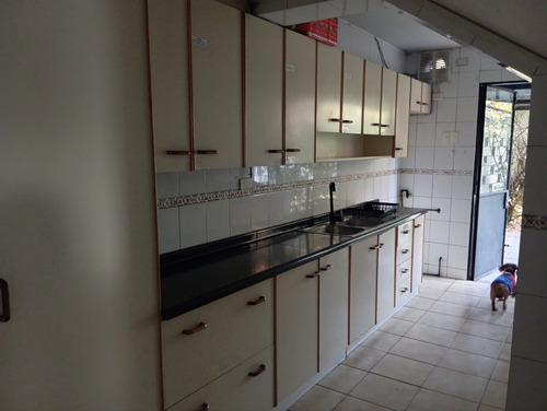 Gran Casa Comercial En El Mejor Sector De Ñuñoa