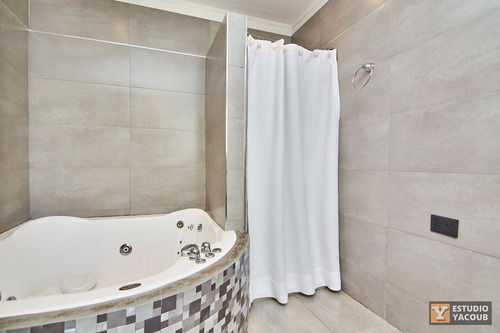 Imagen 18 de 30 de Casa En Venta - 2 Dormitorios 3 Baños - Cochera - 230mts2 - City Bell, La Plata