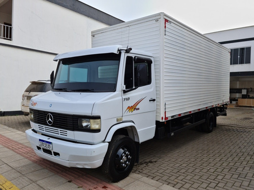 Imagem 1 de 6 de Mercedes Benz 710 2011