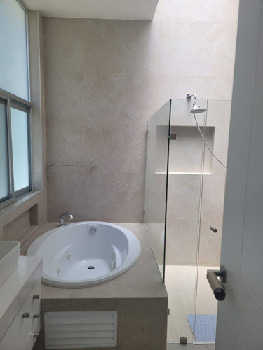 Residencia En Zona Exclusiva Coto Al Norponiente De La Ciudad De Aguascalientes De Un Nivel Y 4 Recamaras Canchas, Alberca Todas Las Amenidades En 610 Mts De Terreno Y 380 Mts De Construcción