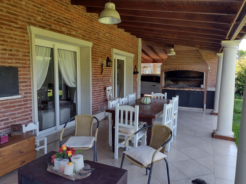 Casa A La Venta En Barrio Los Jazmines, Pilar Del Este, Pilar