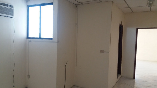 Oficina Dos Ambientes Excelente Ubicacion, Ave. Fco. De Orellana. Aire Acondicionado, Servicio De Porteria .40mt2