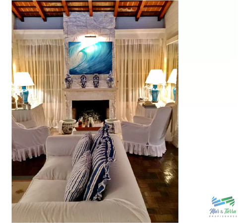 Casa En Venta. A Seis Cuadras Del Mar. Cuenta Con Tres Dormitorios.