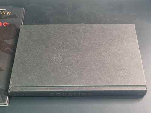 Coraline Neil Gaiman Primera Ed Tapa Dura Libro En Ingles (Usado)