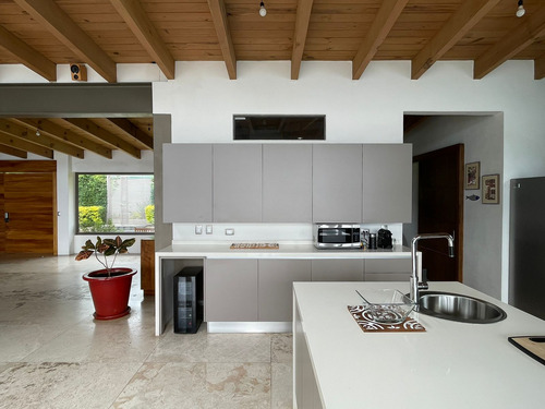 Excepcional Casa En Venta En Avándaro, Con Vista Al Lago.