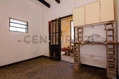 En Venta Casa De Pasillo A Reciclar En Pichincha, Rosario.