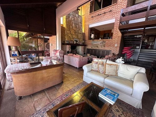 Casa En Venta En Alto Hatillo. Calle Cerrada Con Vigilancia. Negociable