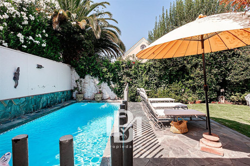Condominio , Casa En Venta De 4 Dorm. En Las Condes