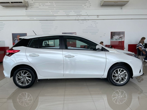 Imagen 4 de 11 de Toyota Yaris 1.5 107cv Xls 5p Sarthou