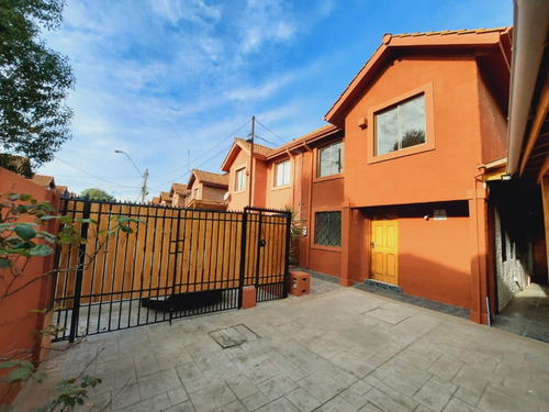 Linda Casa Con Acceso Controlado En Portal Del Bosque, Maipu