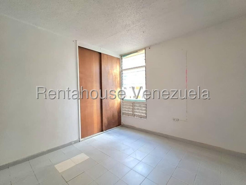 Ms En Estrategica Ubicacion, A Una Cuadra Del Cc Mediterranean Plaza, En Sabana Larga, Rentahouse Ofrece En Alquiler Amplio Apartamento (aprox.119 M2), Para Actualizar A Su Gusto, De 3 Habitaciones