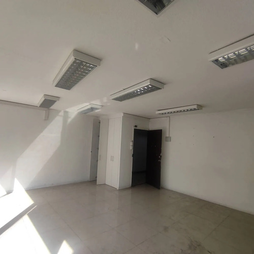Arriendo Oficina De Planta Libre De 30m2 En Sector Prat