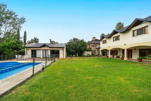 Venta/permuta Casa De 4 Dormitorios Con Amenities. San Marino, Funes Hills.