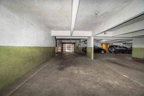 Venta. Cochera Cubierta Doble En Planta Baja, Av. Pueyrredón, Caba.