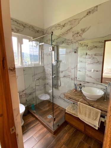 Renta Casa En La Peña, Valle De Bravo Acceso Al Lago Con Muelle Propio Completamente Amueblada, Gimnasio, Alberca Climatizada, Áreas Verdes, Jacuzzi, Ascensor, Estacionamiento