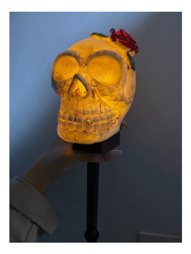 Lámpara Recargable Solar Diseño Halloween Con Estaca Jardin Craneo Con Flor En Cabeza