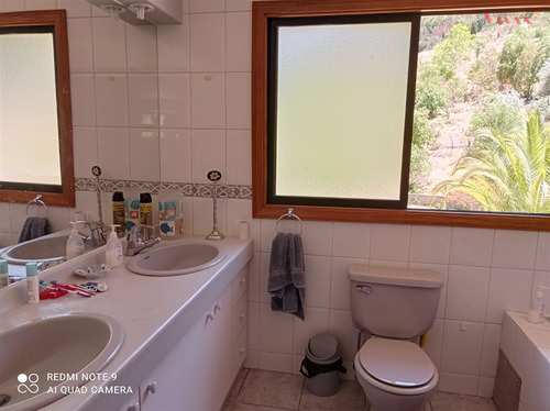 Casa En Venta De 6 Dorm. En Olmué