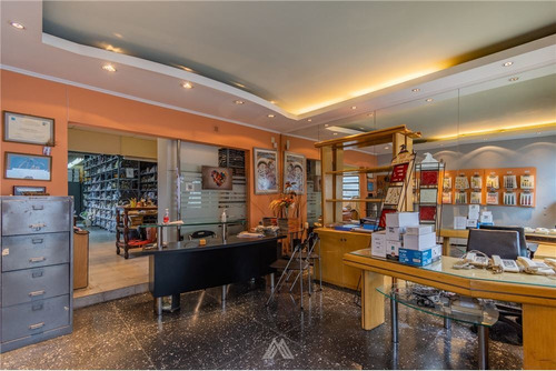 Venta De Local Industrial Y Tres Viviendas!!!