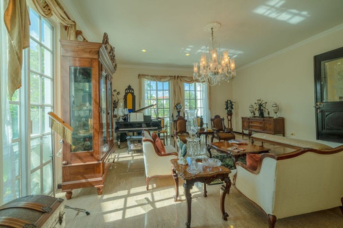 Residencial En Venta En Lagos Del Sol ( Estilo Neoclasica)