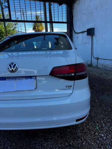 Imagen 10 de 13 de Volkswagen Vento 2017 1.4 Comfortline 150cv At