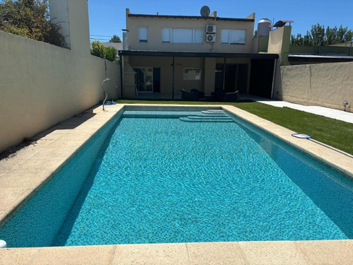 Casa En Venta - 4 Dormitorios 4 Baños - Necochea