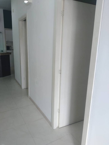 Imagen 2 de 10 de Vera Casa Inmobiliaria Vende Local Comercial En Paseo Paraparal L/firma 0414.404.84.31 Jennyfer De López (a.ro-1)