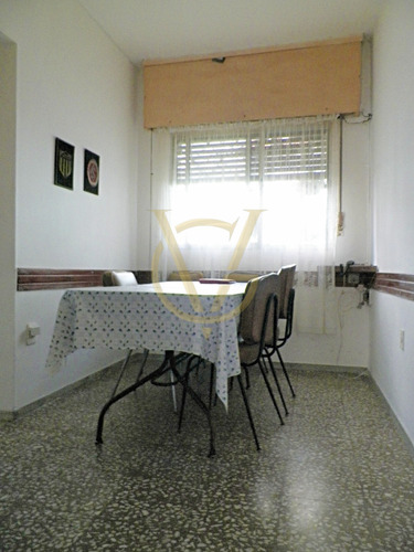 Casa 2 Dormitorios Apartamentos Y Galpón En Padrón Único Mercado Modelo Bolivar