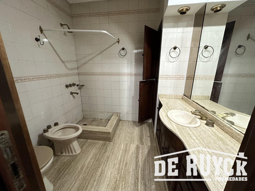 Chalet En Pleno Barrio Los Cedros