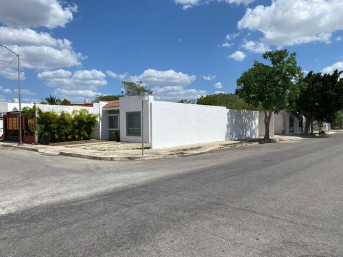 Casa Semi Amueblada En Renta En Esquina En Las Americas