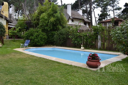Imagen 2 de 15 de Venta - Casa, Pinares Parada 35, 4 Dormitorios, 2 Baños, Piscina Salinizada