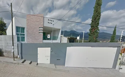 Propoedad De 2 Pisos Con Excelente Ubicacion Recien Remodelada