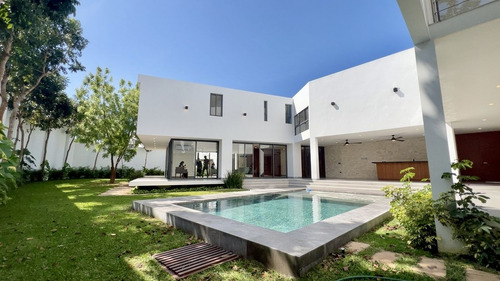 Residencia De Lujo En Venta Ubicada En La Privada Bosques De Altabrisa, Merida.