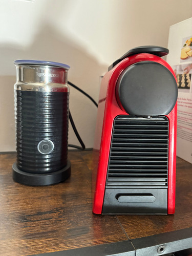 Minicafetera Nespresso Essenza Roja + Aeroccino 3 110 V Rojo