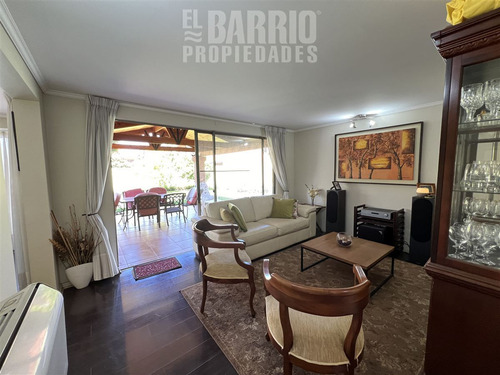 Casa En Venta De 5 Dorm. En Colina