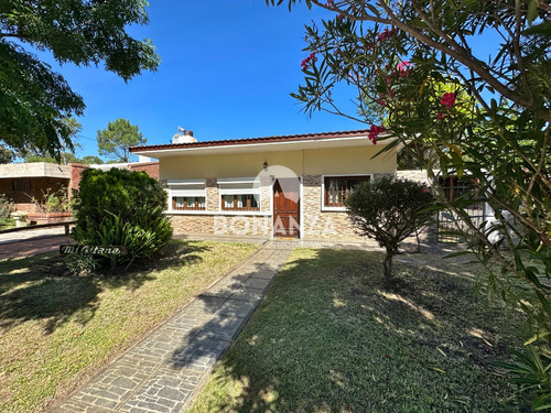 Casa En Venta En Los Ángeles - Piriápolis. A 3 Cuadras De La Playa Y Rambla. Padrón Único.