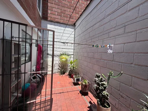 Casa En Venta En La Castellana. Cod V16608