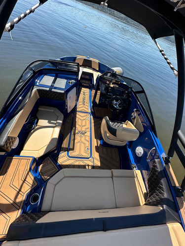 Lancha Victoria Valentino 212 Con Evinrude 150 G2 Año2023