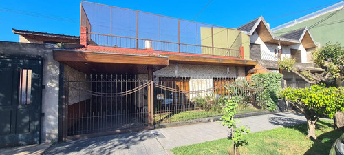 Casa 4 Amb. 180 M² Cub. C/4 Cocheras Y Pileta - San Justo