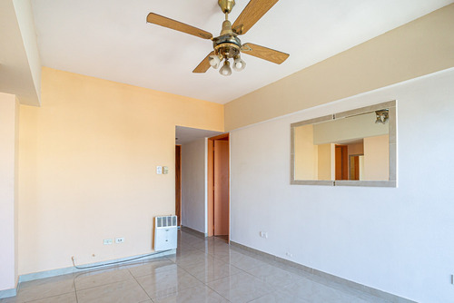 Venta. Dos Ambientes Con Balcon Y Lavadero. Villa Crespo