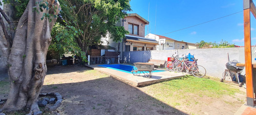 Casa Sobre Lote De 10x40 Con Gran Jardín Con Piscina - En Venta