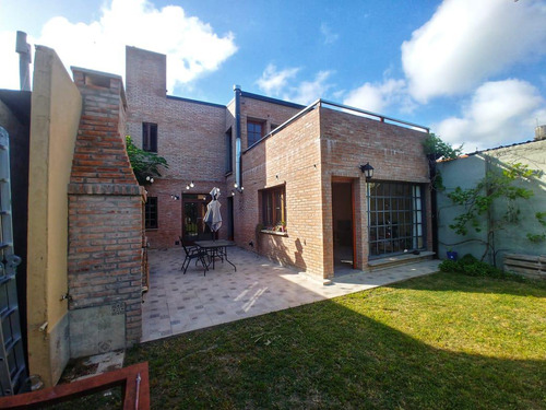 Casa Venta - 3 Dormitorios 2 Baños - 369,8mts2 Totales - Villa Elisa