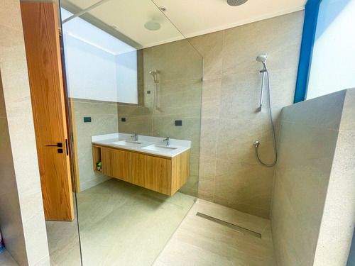 Increible Casa Minimalista-colegio Newland