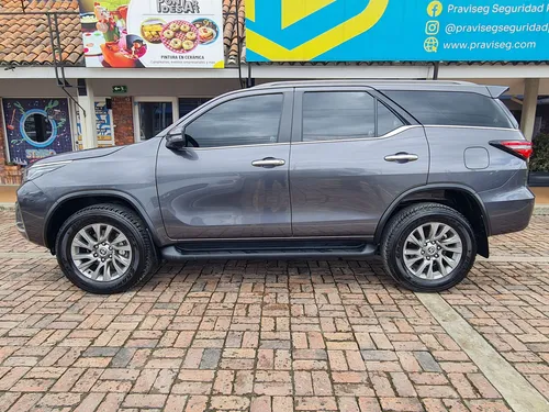 Toyota Fortuner SRV 2.4cc Diesel 4X2 AT AA