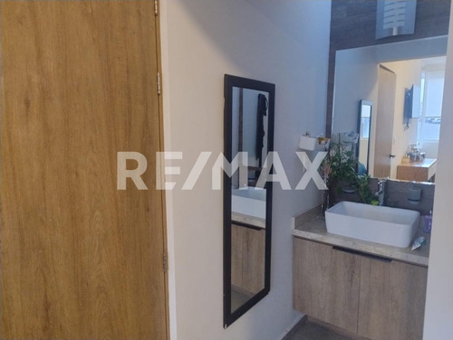 Casa En Venta En Condominio Con 3 Habitaciones Y Una En Pb, Tiene Jardín Y Amenidades En San Isidro Juriquilla