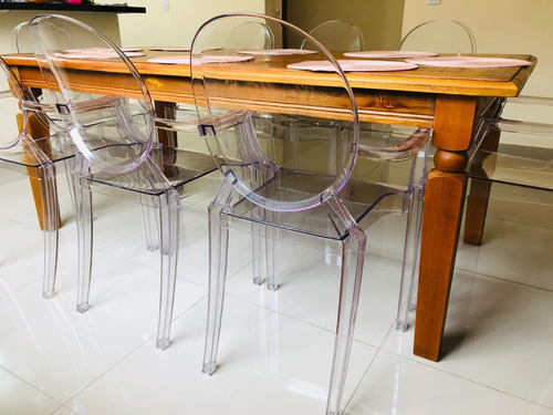 Silla transparente con reposabrazos Ghost, asiento de policarbonato no tiene tapicería
