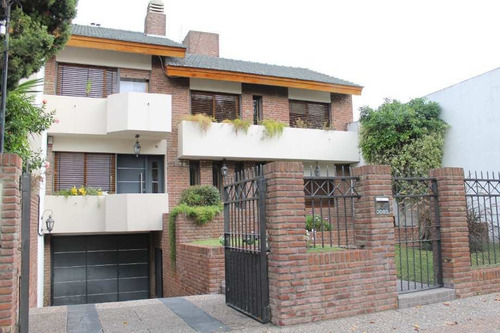 Chalet En Venta En Castelar Sur