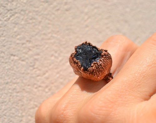 Imagen 4 de 9 de Anillo Texturado Con Piedra Natural Turmalina Negra Y Cobre