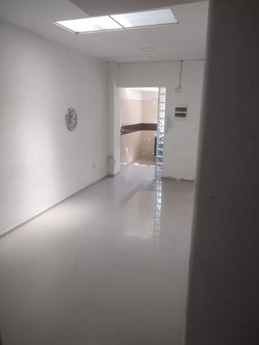 Imagen 3 de 9 de Apto Tipo Casita Interior Con Patio En Av Gral San Martin Y Pablo Ehrlich 1 Dormitorio Con Patio Reciclado. Interior Con Rejas Y Sin Gc